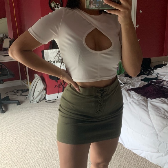 *SOLD*✨2/$20✨ Shein Cut-out White Crop Top - Picture 1 of 3